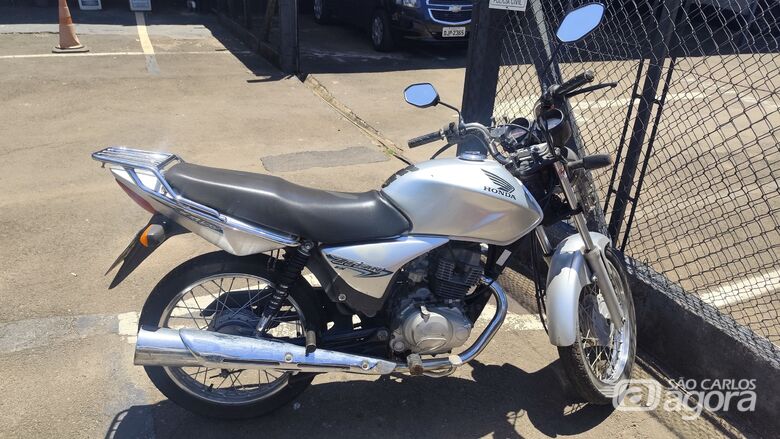 Moto furtada é localizada em área de mata no Jardim Munique - Crédito: Maycon Maximino 