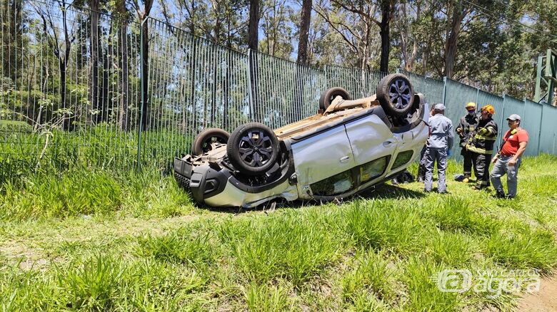 Casal de Araraquara fica ferido após capotamento na Rodovia Washington Luís, em São Carlos - Crédito: Maycon Maximino 