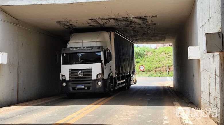 Caminhão fica enroscado em pontilhão na Washington Luís em São Carlos - Crédito: Maycon Maximino