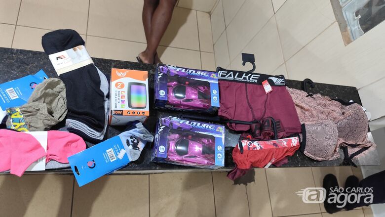 Mãe e filho de 12 anos são detidos após furto em estabelecimento comercial no Centro - Crédito: Maycon Maximino