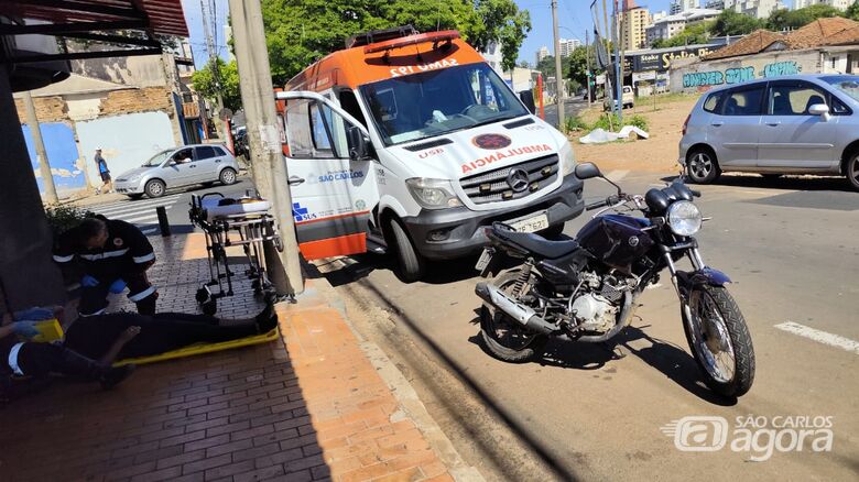 Passageira de moto por app fica ferida após motociclista avançar pare - Crédito: Maycon Maximino