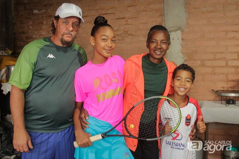 Serena ao lado dos troféus  - Crédito: Lourival Izaque 