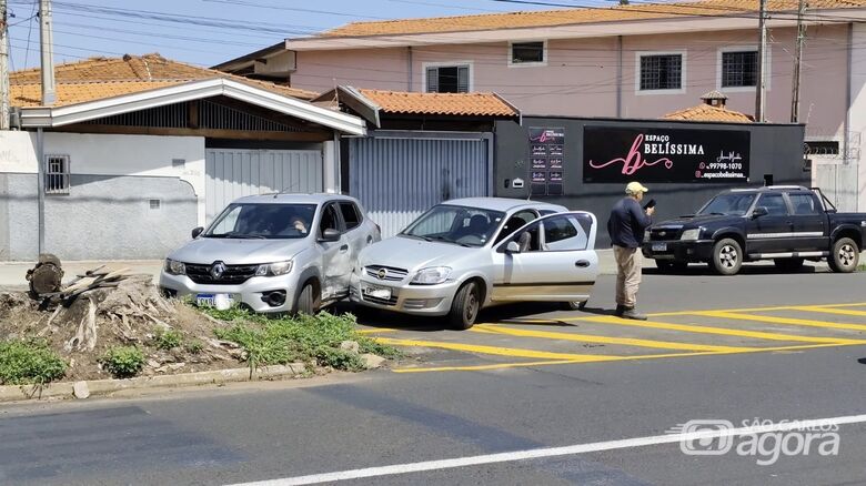 Colisão entre dois veículos deixa motorista de aplicativo ferido na Av. Dr. Pádua Salles - Crédito: Maycon Maximino 