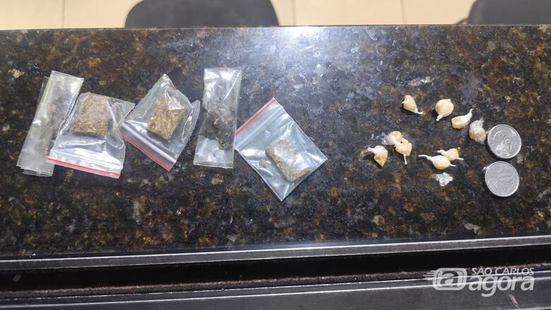 Jovem é detido com drogas no Jardim Cruzado - Crédito: Maycon Maximino 