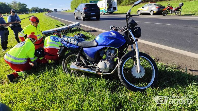Colisão traseira entre moto e caminhão deixa homem ferido na SP-310 - Crédito: Maycon Maximino