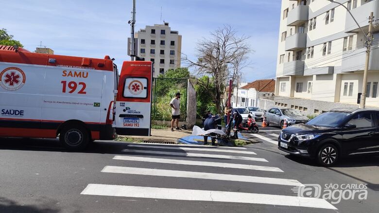 Colisão entre carro e moto deixa irmãos feridos no Centro - Crédito: Maycon Maximino