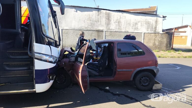 Motorista fica ferido após colisão entre carro e ônibus no Jardim Beatriz - Crédito: Maycon Maximino