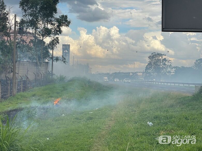 Incêndio em vegetação às margens da rodovia Washington Luís mobiliza Corpo de Bombeiros - Crédito: Lourival Izaque 