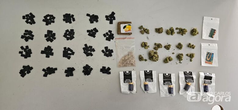 Polícia Militar apreende drogas sintéticas que seriam vendidas em rave na região - Crédito: divulgação