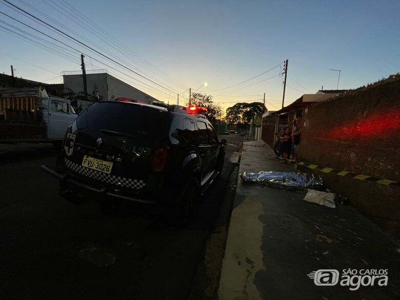 Homem é encontrado morto na calçada na tarde deste domingo em São Carlos - Crédito: Lourival Izaque 