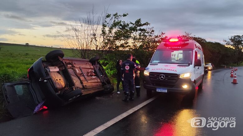Motorista avança sinal de pare e carro capota duas vezes na SP-215 - Crédito: Maycon Maximino 