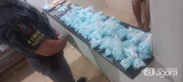 Força Tática apreende grande quantidade de drogas durante operação no CDHU - Crédito: divulgação