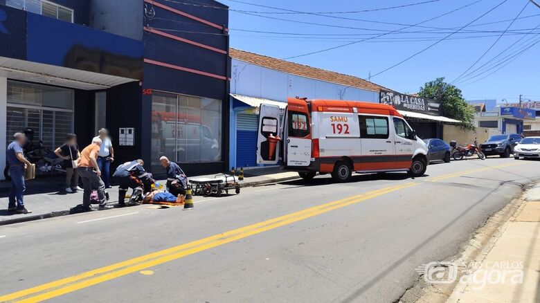 Mulher fica ferida após cair de moto ao passar por ondulação no asfalto  - Crédito: Maycon Maximino