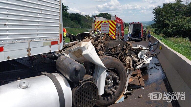 Carreta colide na traseira de outra e motorista morre na SP-330 - Crédito: CCI Artesp