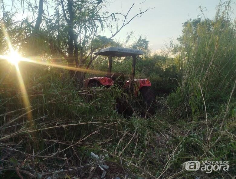 Trator furtado é localizado em área de mata na zona rural de São Carlos - Crédito: Maycon Maximino