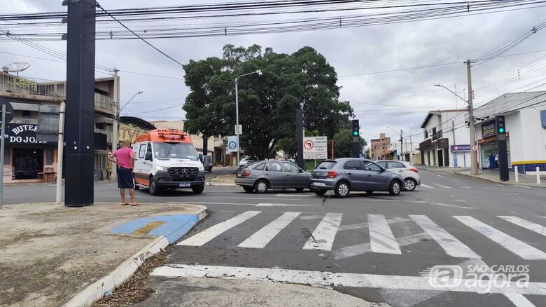 Motorista de 95 anos faz conversão proibida e causa acidente em São Carlos  - Crédito: Maycon Maximino