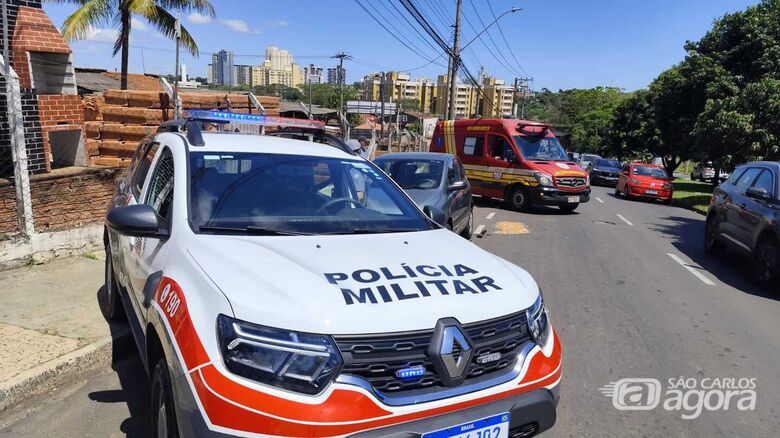 Motociclista perde o controle e colide em carro estacionado na Avenida Tancredo Neves - Crédito: Maycon Maximino