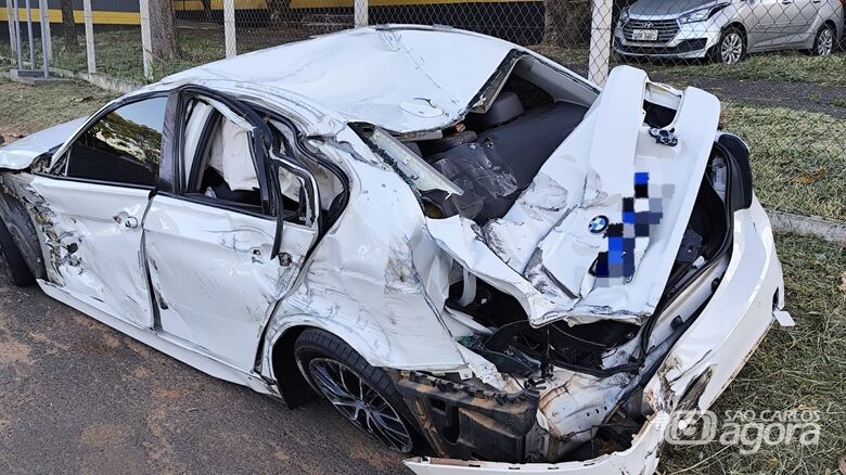 Colisão entre BMW e caminhão deixa motorista ferido na SP-310 - Crédito: Maycon Maximino