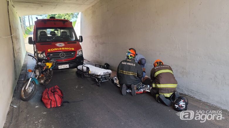 Motociclista se fere após colidir contra cone de sinalização em pontilhão de São Carlos - Crédito: Maycon Maximino 