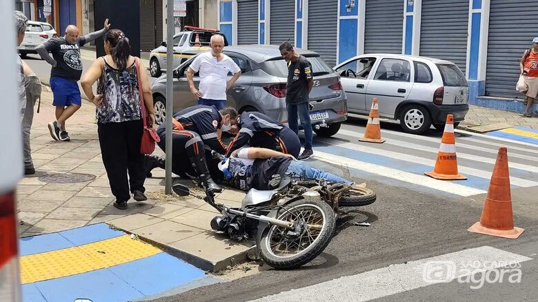 Colisão entre carro e moto deixa motociclista ferido na região central de São Carlos - Crédito: Maycon Maximino 