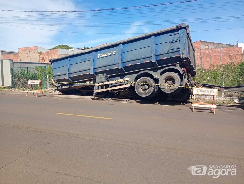 Bitrem afundou no asfalto - Crédito: SCA