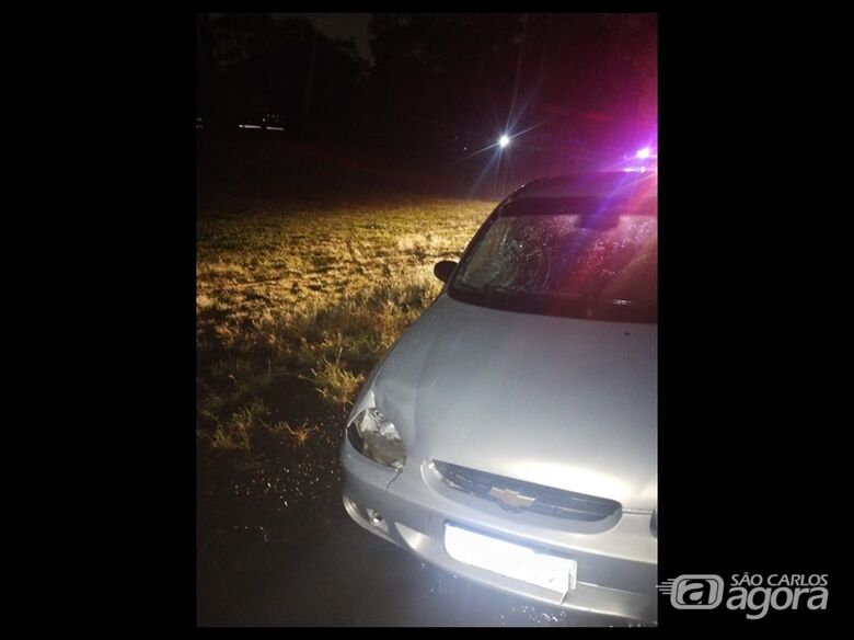 Pedestre morre após ser atropelado por carro durante chuva na SP-255 - Crédito: CCI Artesp