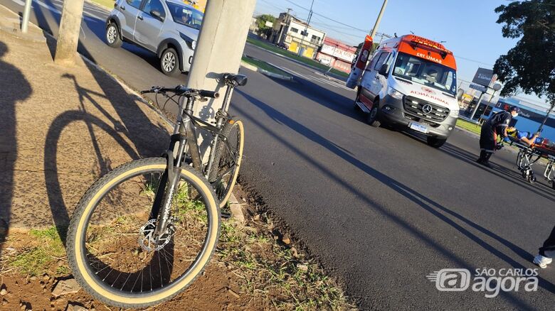 Ciclista fica ferido após colisão com carro na Praça Itália - Crédito: Maycon Maximino