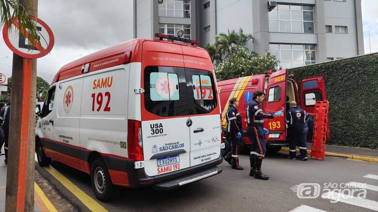 Mulher fica ferida após ser atropelada pelo carro do sobrinho  - Crédito: Maycon Maximino 