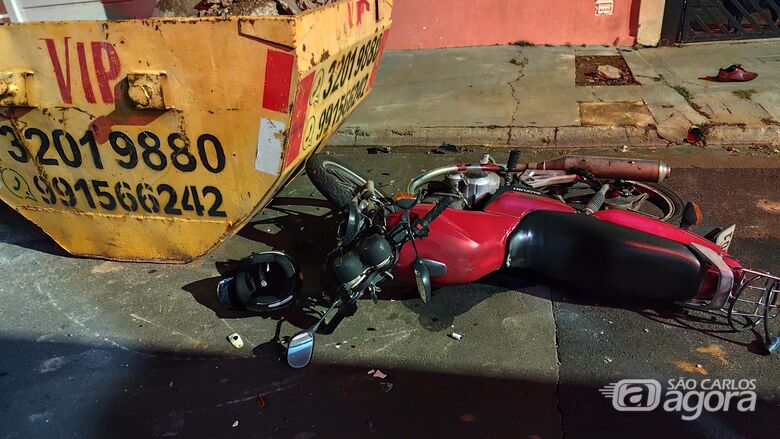 Motoboy fica ferido após colidir com caçamba no Jardim Itamaraty - Crédito: Maycon Maximino 