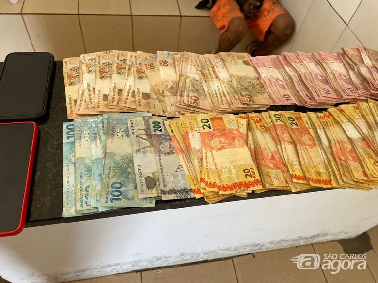 Homem é detido com R$ 8 mil e drogas no Santa Angelina - Crédito: Lourival Izaque 