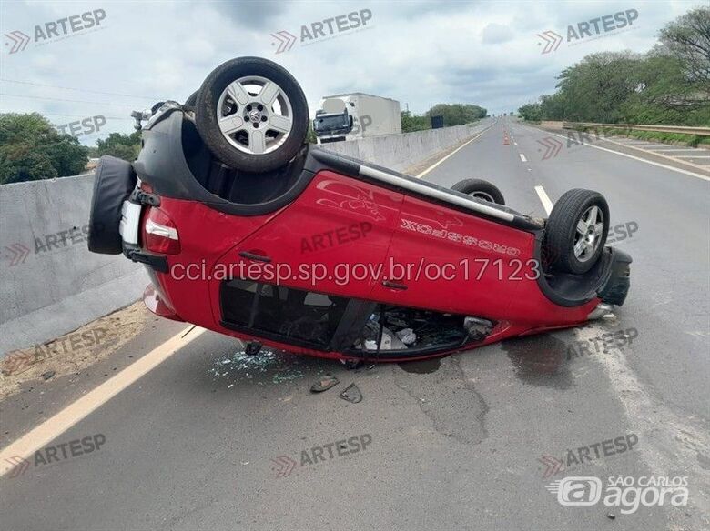 Motorista de 28 anos fica gravemente ferido após capotamento em Catanduva - 