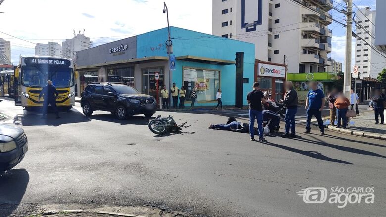 Colisão traseira entre carro e moto deixa passageira ferida no Centro - Crédito: Maycon Maximino