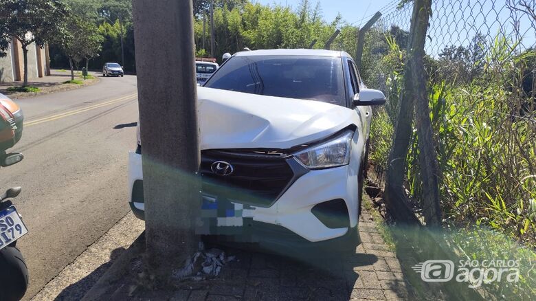 Carro colide contra poste e deixa condutora ferida - Crédito: Maycon Maximino