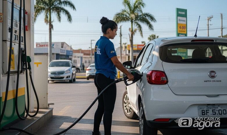 Frentista abastecendo carro - Crédito: IA