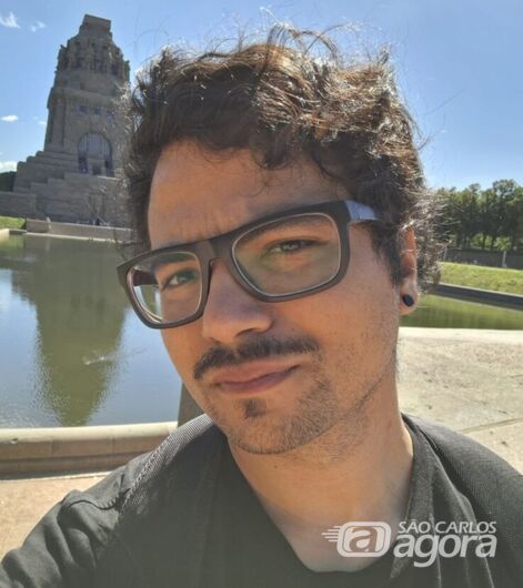 Breno realiza o doutorado tanto no ICMC quanto na Universidade de Leipzig, na Alemanha, em regime de dupla titulação, dedicando-se a aprofundar os estudos em modelos de linguagem aplicados a proteínas - Crédito: arquivo pessoal