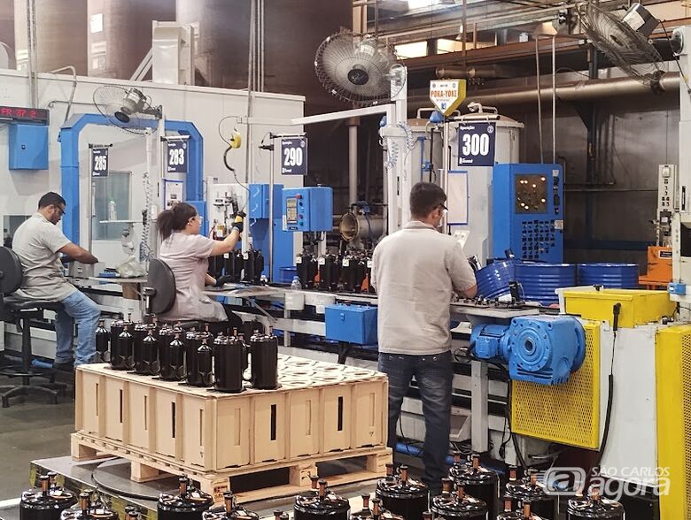 Linha de montagem da Tecumseh: O setor que mais gerou empregos nestes 11 meses de 2024 foi a indústria, com saldo positivo de 1.865 vagas - Crédito: Divulgação