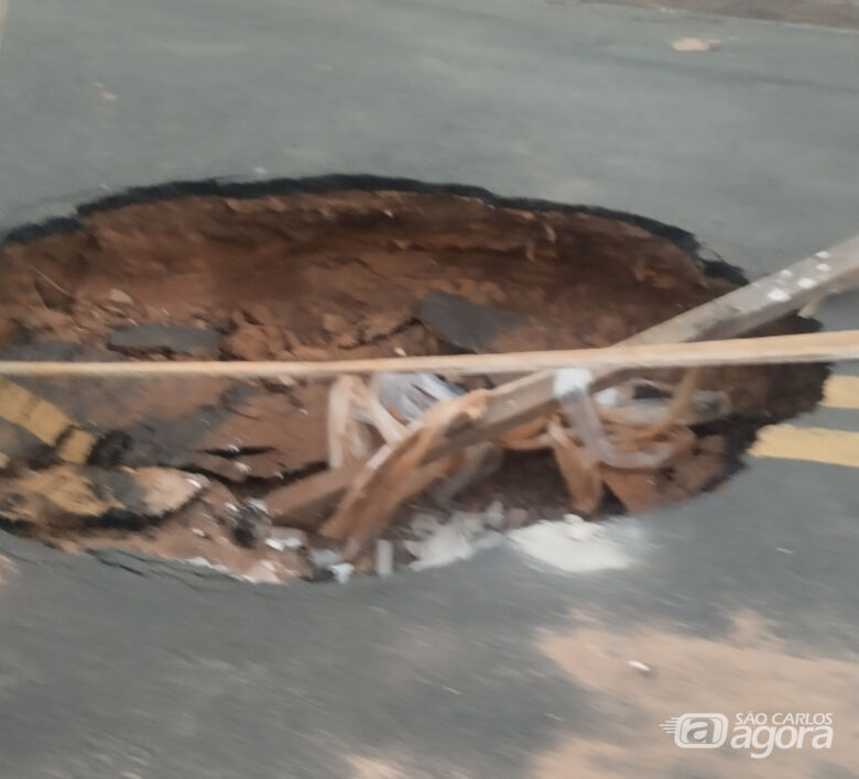 Moradores reclamam de buraco não sinalizado no Cidade Aracy 2 -