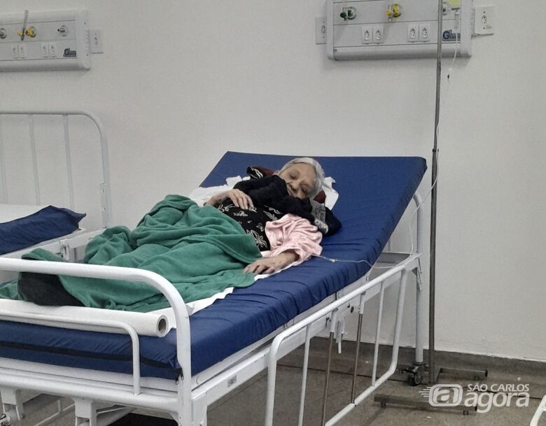 Idosa de 77 anos com tumor na garganta aguarda liberação do CROSS para internação em São Carlos -