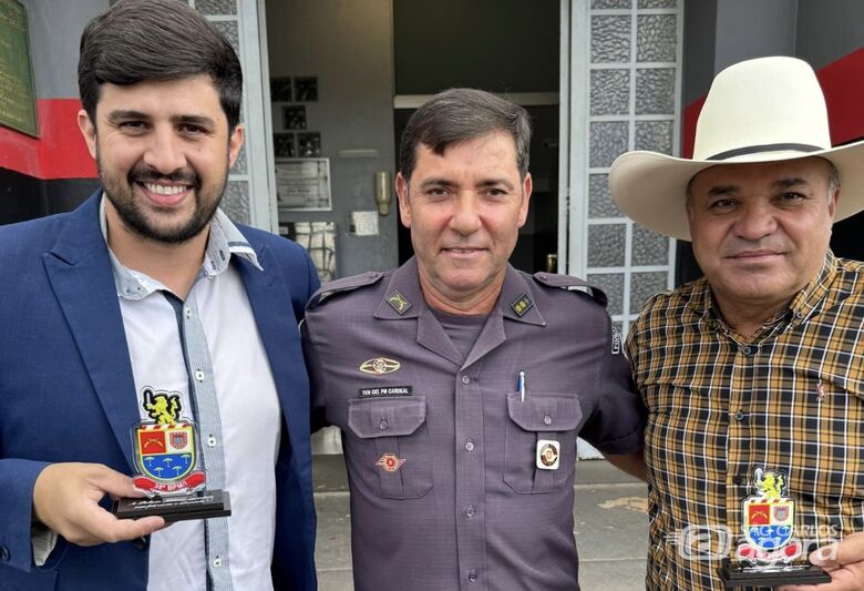 Vereadores Bruno Zancheta e Ubirajara Teixeira entregam moção de congratulação a Polícia Militar  - Crédito: Divulgação 