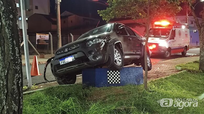 Motorista passa mal, bate em carro parado e sobe em canteiro na Avenida Teixeira de Barros - Crédito: Maycon Msximino 