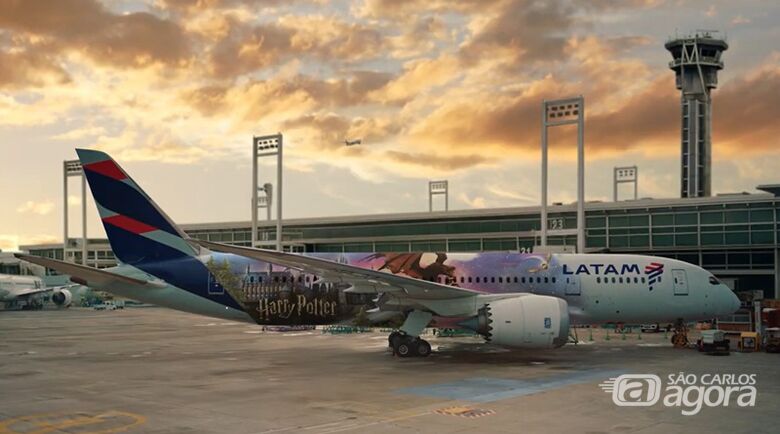 Avião customizado com a marca Harry Potter: no ano do 25&ordm; aniversário do filme Harry Potter e a Pedra Filosofal, os passageiros poderão sentir-se parte da celebração e viver experiências temáticas. - Crédito: Divulgação LATAM/Warner Bros. Discovery