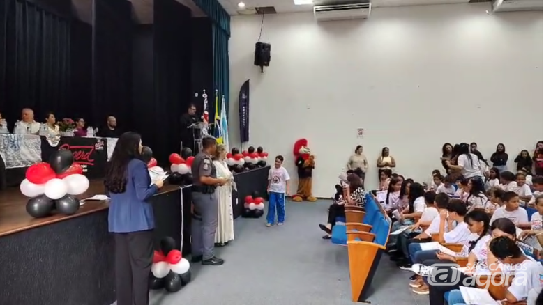 Formatura do Proerd leva milhares de pessoas ao anfiteatro municipal - Crédito: Divulgação