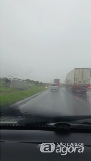 Caminhão tomba na rodovia entre São Carlos e Araraquara durante chuva - Crédito: Imagem enviada por colaborador