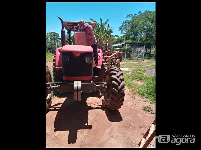 Trator é furtado durante a madrugada no Assentamento Santa Helena, em São Carlos - Crédito: SCA