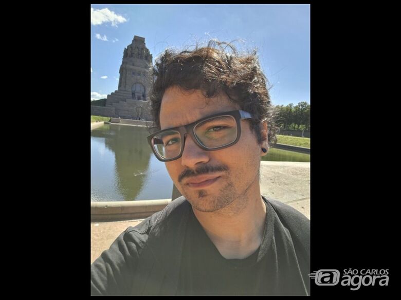  Breno realiza o doutorado tanto no ICMC quanto na Universidade de Leipzig, na Alemanha, em regime de dupla titulação, dedicando-se a aprofundar os estudos em modelos de linguagem aplicados a proteínas (Crédito da imagem: Arquivo Pessoal) - 