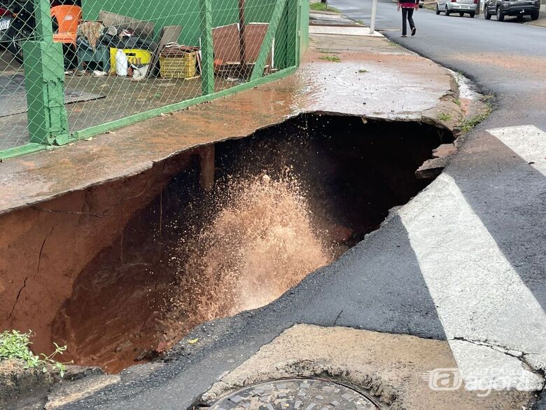 Rompimento de cano causa erosão e ameaça estrutura de rua e construções no Cidade Aracy 2 - Crédito: Lourival Izaque