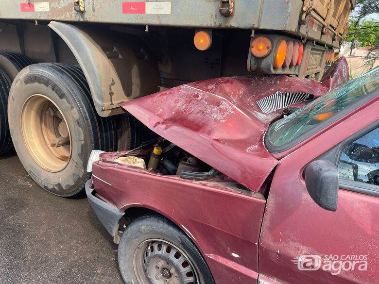 Colisão entre carro e caminhão deixa homem ferido no Jardim Botafogo - Crédito: Lourival Izaque