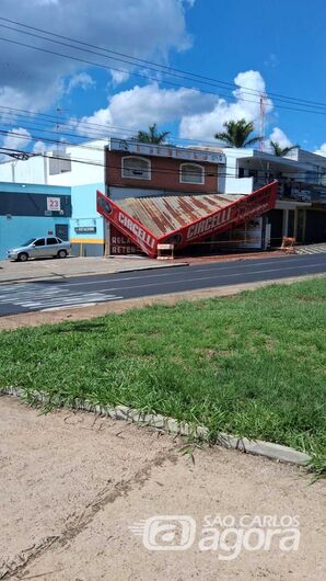 Cobertura de empresa desaba durante fortes chuvas em São Carlos - 