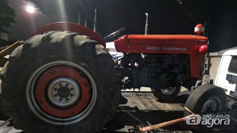 Trator de origem suspeita é apreendido após condutor fugir de abordagem da GM - Crédito: Divulgação GM