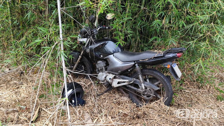 Polícia Rodoviária encontra moto furtada escondida em bambuzal às margens da WL - Crédito: Maycon Maximino